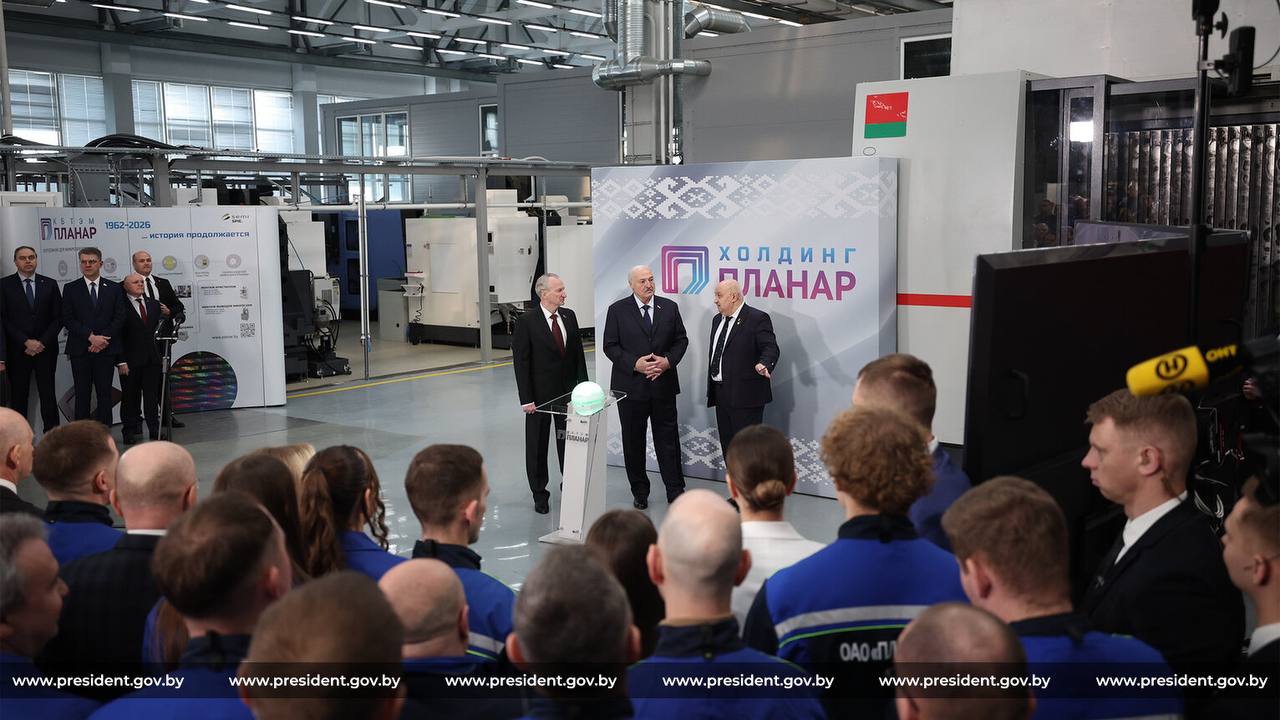 Президент Беларуси Александр Лукашенко 30 января в Минске при посещении ОАО Планар принял участие в церемонии запуска Центра спецтехнологического оборудования для производства фотошаблонов и микрооптики Новый центр единственный на территории стран бывшего СССР комплекс позволяющий изготавливать изделия технологического уровня 90 нм критически необходимые для создания передовых образцов оборудования электронного машиностроения Данный центр также служит полигоном для отработки новых версий программного обеспечения разрабатываемого на предприятии Глава государства поставил перед отечественной микроэлектронной промышленностью задачу бежать на полшага впереди производя востребованную в мире продукцию Это будущее подчеркнул Глава государства Если ты не отстанешь у тебя всегда будет работа и большие деньги Не только наши сказал Александр Лукашенко генеральному директору ОАО Планар Сергею Авакову Ты опередил все и вся И в Беларуси и в России Ты всех опередил