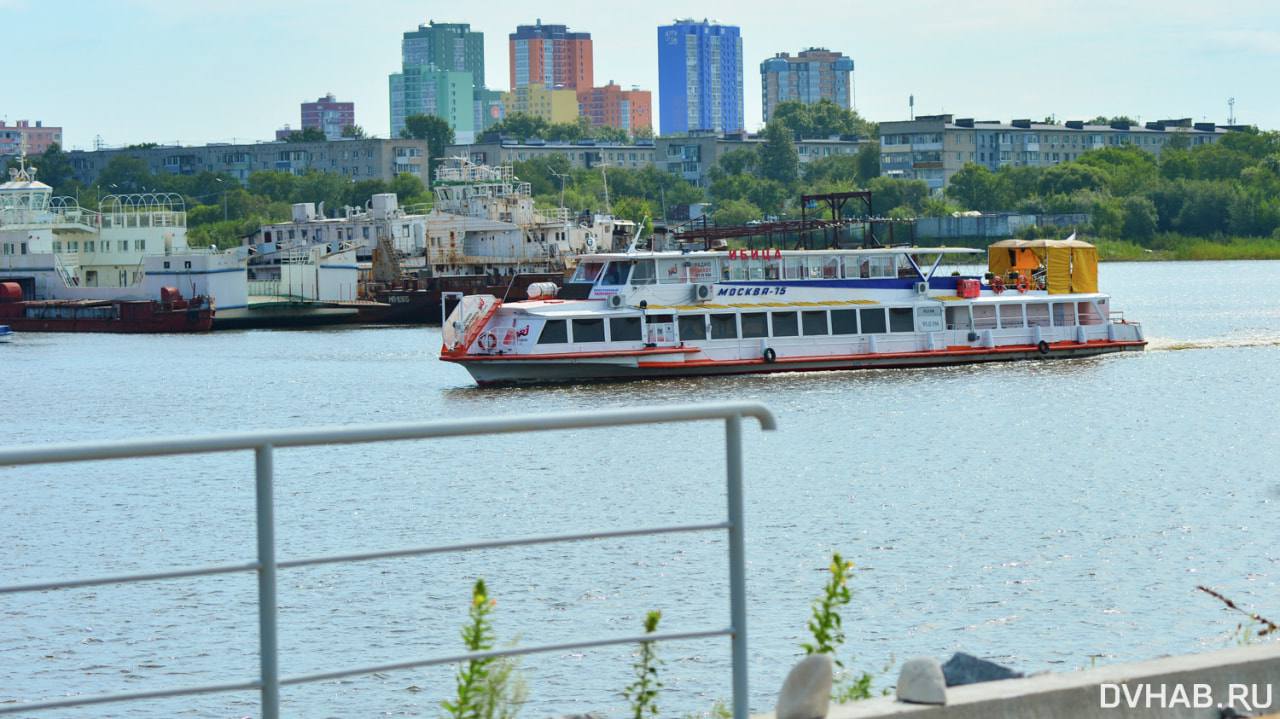 В Хабаровске изменится место посадки на теплоходы из-за уровня воды в Амуре  Администрация Хабаровска предупредила об изменении схемы посадки на речной транспорт — теперь она будет проходить через остановку «Прибрежная». Расписание движения теплоходов остаётся без изменений.    Прочитать статью полностью