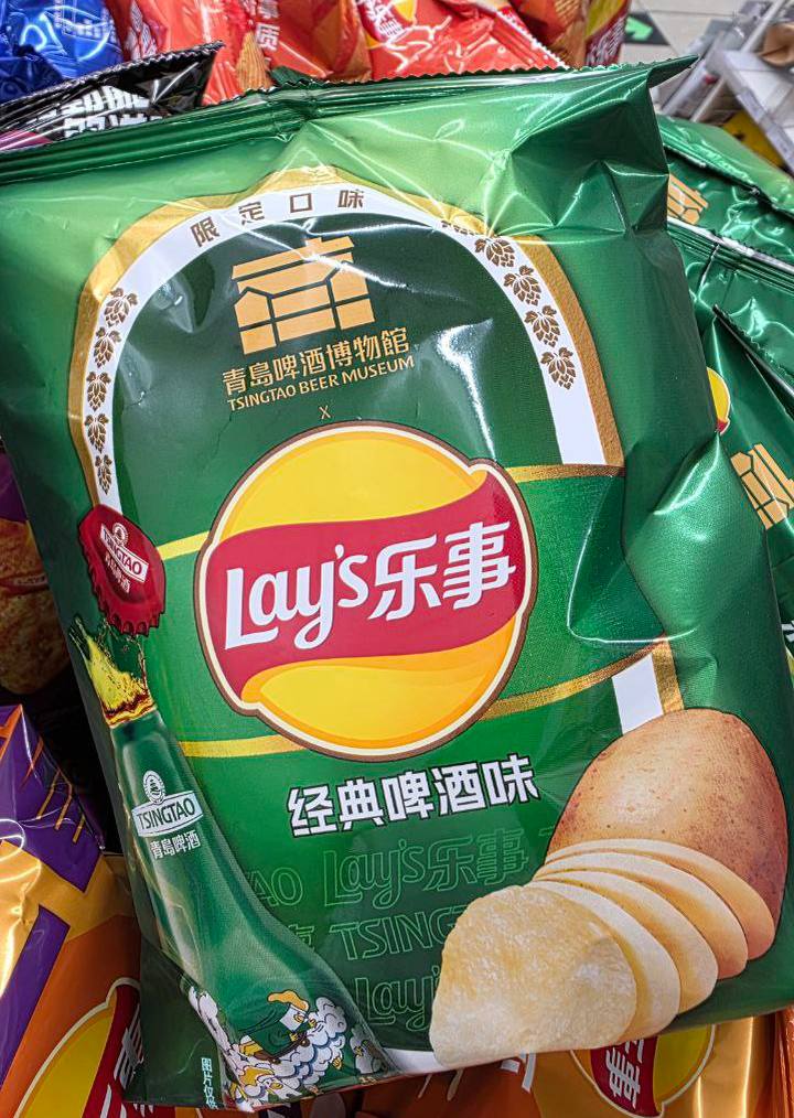 Чипсы со вкусом пива выпустили Lay’s. Картофельные слайсы пахнут напитком, во вкусе ощущается лагер. Первый Московский