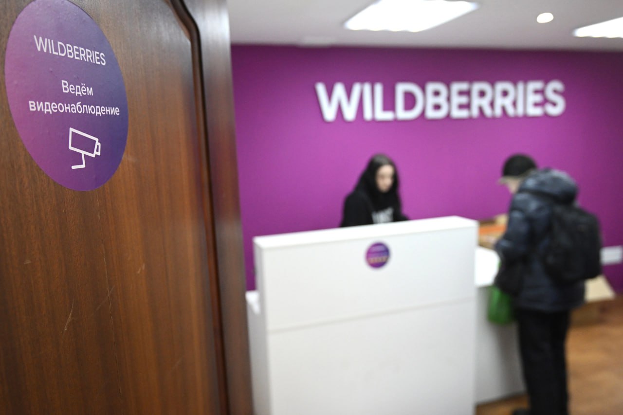 Wildberries и СберСтрахование запустили страхование для селлеров от возврата и порчи товаров SBER Продавцы могут подключить страхование в личном кабинете на платформе Wildberries Все процессы проходят в цифровом виде без бумажного документооборота Страховка покрывает затраты продавцов на обратную транспортировку товаров из пункта выдачи если покупатель не выкупил товар отказался забирать его или вернул по каким либо причинам Кроме того полис покрывает такие риски как повреждение подмена или утрата товара при транспортировке со склада Wildberries или в пункте выдачи Страхование является добровольным и дополняет существующую процедуру выплат компенсаций от Wildberries предусмотренную офертой уточняется в сообщении jkinvest news jkinvest