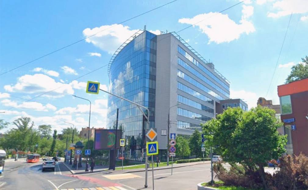 Созданная основателем Копейки Accent Capital нашла покупателя на бизнес центр Дельта Плаза возле метро Курская Новым владельцем офисного комплекса вблизи Садового кольца станет ЗПИФ под управлением ВИМ Сбережений рассказали РБК в пресс службе компании До марта 2022 года она называлась ВТБ капитал пенсионный резерв но после попадания под санкции банк передал свои инвестиционные подразделения третьим лицам Бизнес центр площадью 25 1 тыс кв м был построен в 2011 году его продали за 6 7 млрд руб рассказали РБК стороны сделки Accent Capital планировал реализацию этого актива и искал для него нового хозяина а для ВИМ Сбережений сделка стала инвестицией в доходный офисный объект Речь идет об одном из лучших ценовых предложений качественных бизнес центров на Садовом Кольце говорит IBC Real Estate Николай Горюнов РБК в Telegram и MAX