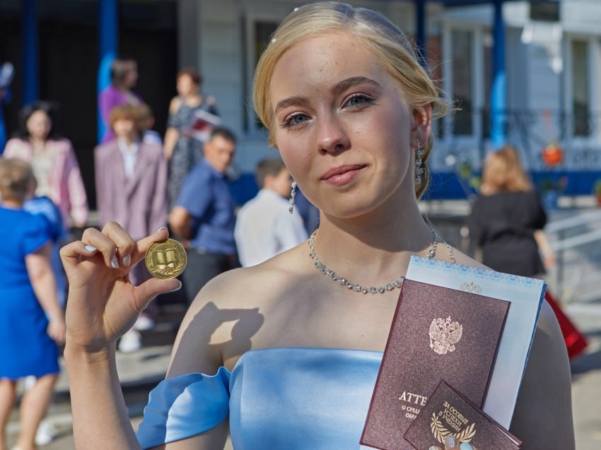 Более 250 учащихся и выпускников школ Каларского округа получат премии за успешную учёбу Компания «Удоканская медь» в рамках проекта «Удоканские звёзды» направит денежные премии лучшим учащимся и выпускникам школ Каларского округа. Программа реализуется в соответствии с Соглашением о социально-экономическом сотрудничестве между компанией, правительством Забайкальского края и администрацией Каларского округа. ⏺В этом году премии получат 253 ученика. Золотые медалисты будут награждены суммой 50 000 рублей, серебряные медалисты – 40 000 рублей, отличники – 10 000 рублей, хорошисты – 5 000 рублей. ⏺Выпускница Новочарской школы №2 Арина Сорокина, получившая золотую медаль, планирует пойти учиться в медицинский вуз и в дальнейшем работать врачом в Каларской больнице. «На протяжении школьных лет я старалась учиться, активно участвовала в жизни школы и посёлка. Премия, безусловно, приятный бонус к моей золотой медали», - отмечает она. Подписывайтесь: