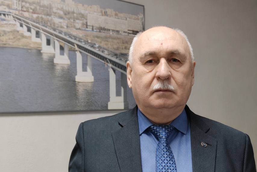 Телеграм канал Метро НН рассказал о новом руководителе ГУММиД Анатолий Агеев вступил в должность генерального директора учреждения Коллеги называют его человеком старой закалки и опытным специалистом с более чем 40 летним стажем работы в строительной отрасли Он окончил Новосибирский институт инженеров железнодорожного транспорта в 1980 году получил диплом по специальности Мосты и тоннели Работал в таких известных компаниях как Мосинжпроект и Новосибирскметрострой отвечал за реализацию крупных инфраструктурных проектов включая строительство новых линий метрополитена и модернизацию тоннельных сооружений аэропорта Шереметьево Анатолий Агеев намерен сосредоточиться на внедрении современных технологий в строительстве что позволит повысить качество дорожных мосто и метростроительных работ в городе пишет Метро НН РБК Нижний Новгород в Telegram