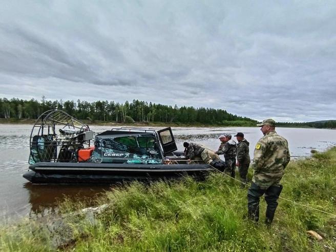 Тайник с оружием нашли в забайкальском лесу. В Тунгиро-Олекминском округе, на территории «Гуля», где могут охотиться только эвенки, инспекторы нашли два нарезных ствола и почти сотню патронов. По данным Минприроды края, тайник обнаружили во время патрулирования. Всё — включая алюминиевые фляги, тару под мясо и личные вещи — передали в полицию. Глава округа Михаил Ефанов рассказал , что, как ему сообщали, оружие может принадлежать местному бизнесмену и его друзьям. Инспекторы заметили их на катере у села Гуля. После короткой погони двигатель лодки заглох, а позже группа сама вернулась на стоянку, но разговаривать с охраной природы отказалась. Полиция устанавливает, кому именно принадлежал тайник. Фото: тг-канал «Минприроды Забайкалья»