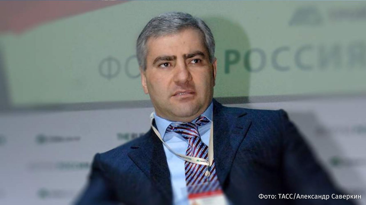 Предприниматель Самвел Карапетян будет переведен из СИЗО в Армении под домашний арест сообщил его адвокат Арам Вардеванян Рассмотрев наше ходатайство суд принял решение удовлетворить его частично снова применив к Самвелу Карапетяну строгую меру пресечения в виде домашнего ареста и залога написал адвокат на своей странице в соцсети  18 июня Карапетяна арестовали на два месяца обвинив в призывах к свержению власти в Армении Силовики нагрянули в дом бизнесмена после того как он поддержал армянскую церковь на фоне жестких высказываний премьера страны Никола Пашиняна в адрес высших иерархов IZ RU в Telegram в MAX