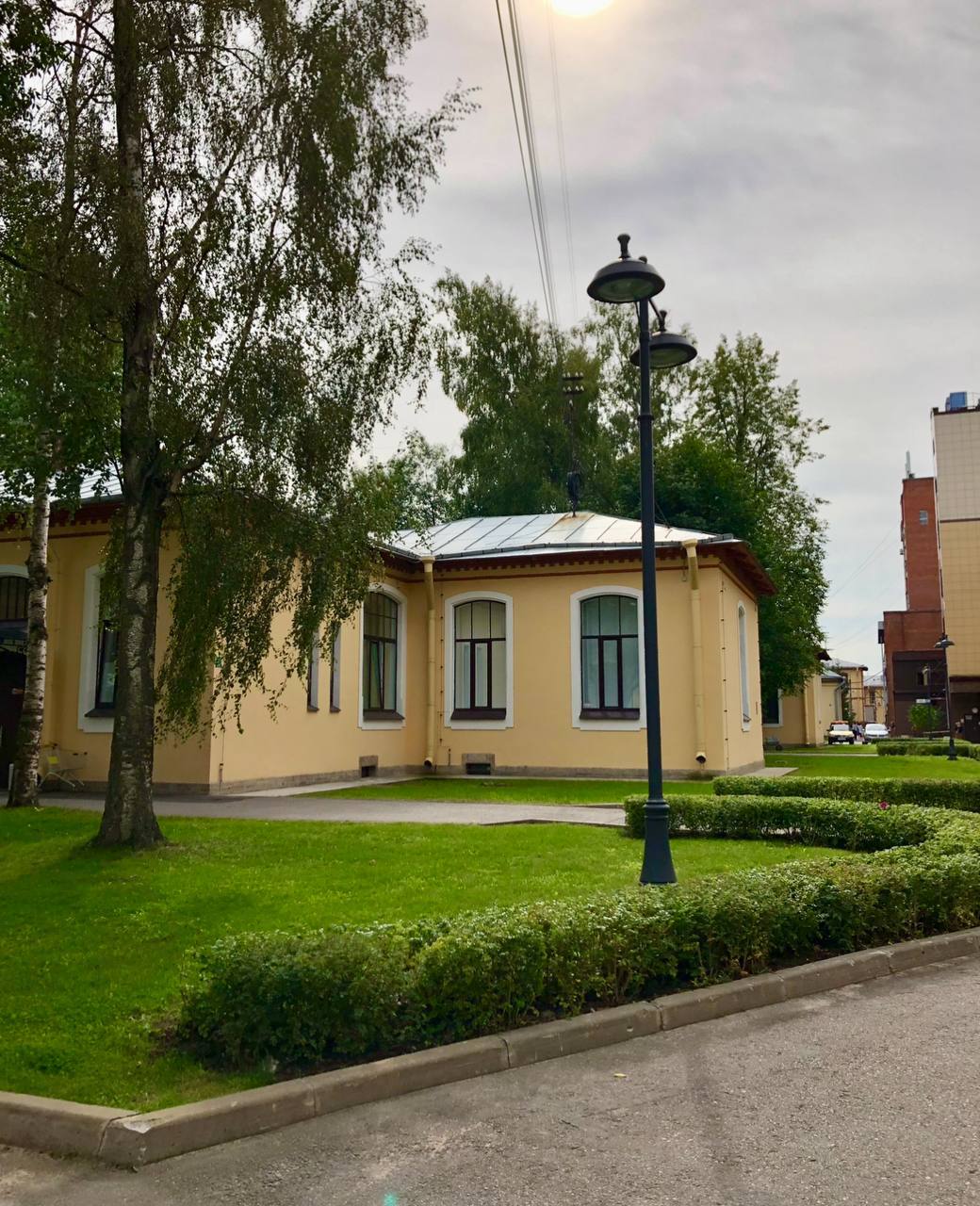 Врачи Педиатрического университета провели первую в стране операцию новорожденной с редким сочетанием пороков   Специалисты Педиатрического университета спасли жизнь маленькой Валерии из Петрозаводска с уникальным сочетанием пороков. Примененная методика используется всего в двух клиниках мира. Сейчас 6-месячная девочка готовится к выписке.    Людмила, мама Валерии,  рассказала, что во время беременности проходила все необходимые скрининги и состояние плода не вызывало опасений. Роды прошли 13 февраля 2025 года. Уже в перинатальном центре мама, Людмила, заметила у дочки хрипы, но врачи успокоили: такое состояние обычно проходит самостоятельно.  8 марта 2025 года у Валерии диагностировали бронхит и госпитализировали в инфекционное отделение детской больницы Петрозаводска. После стабилизации состояния девочку выписали, но уже через неделю ей стало хуже — она перестала дышать самостоятельно. Обследование выявило врожденную аномалию развития — двойную дугу аорты.    Экстренная помощь: После телеконсультации с Педиатрическим университетом девочку с мамой экстренно доставили в Петербург санитарной авиацией.    Консилиум под руководством ректора университета, главного неонатолога Минздрава РФ Дмитрия Иванова, принял решение о проведении первой в России задней торакоскопической трахеопексии. Оперативное вмешательство 30 мая 2025 года выполнил детский хирург Перинатального центра Роман Ти. В мире подобные операции торакоскопическим способом выполняют только в Бостонской детской клинике и медицинском центре Цинциннати  США .   - Уникальность — в сочетании патологий: полное сосудистое кольцо и выраженная трахеомаляция. Нам пришлось мобилизовать пищевод, выполнить его транспозицию и только затем фиксировать трахею. Насколько я знаю, такое вмешательство в России выполнялось впервые,  — пояснил Роман Ти.  Сейчас 6-месячная Валерия практически здорова и готовится к выписке. Единственное напоминание о сложном лечении — гастростома, которую установили, чтобы малышка постепенно научилась глотать  с рождения она этого не делала .   - В клинике работают врачи от Бога. Я бесконечно благодарна хирургам, которые совершили невозможное и спасли мою дочь, — говорит мама пациентки Людмила.   Подробнее