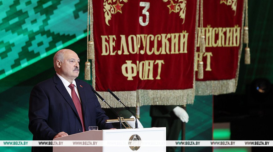 Президент: выбор даты для празднования Дня Независимости исторически обоснован и принят сердцами белорусов  Глава государства отметил, что только в Беларуси День Независимости празднуют наравне с Днем Великой Победы.  "Потому что тогда, в самый острый период, в самый острый момент победоносного наступления Красной армии, день освобождения Минска стал предвестником победного 9 Мая, символом возрождения белорусской земли да и всего советского народа. Выбор даты нашего главного государственного праздника исторически обоснован и принят сердцем каждого из нас, каждого белоруса. В этом выборе - воля не только нас, современников, которые не могли поступить иначе, но наших отцов и дедов", - подчеркнул Александр Лукашенко.   Обращаясь к ветеранам, Президент отметил, что они выдержали немыслимый по силе удар и выстояли в эпохальной битве - битве за жизнь их детей и внуков.   "За нашу жизнь и тех, кто придет после нас. Низкий вам поклон! Ваше поколение совершило подвиг, равного которому в истории не было, нет, будет ли. Сегодня мы вместе с вами снова склоняем головы в память о героях той войны. Вечная слава, безмерная благодарность сквозь века всем совершившим военный и трудовой подвиг. Подвиг, который стал нашим нравственным ориентиром", - сказал глава государства.