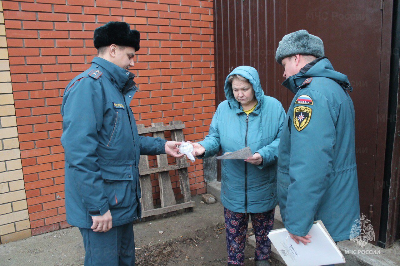 Операция «Жилище» в полном разгаре  Сотрудники пожарного надзора усилили профилактическую работу по предотвращению пожаров в жилых домах, особенно среди социально-опасных групп, многодетных семей и пожилых людей. Рейды проводятся ежедневно с наступлением холодов и отопительного сезона в сотрудничестве с администрацией, соцзащитой, ОВД, управляющими компаниями и службами жизнеобеспечения.  Сегодня в Советском районе Казани профилактическая группа проверила две семьи. В частном доме на улице Марины Расковой проживает многодетная семья. Инспекторы осмотрели дом и территорию, установили дымовой пожарный извещатель, вручили памятки и рекомендовали убрать пожароопасный строительный мусор. Старший дознаватель ОНД и ПР г. Казани напомнила, что пожары чаще всего возникают из-за неисправности электрооборудования, неосторожного обращения с огнем, курения в постели и неисправности печного оборудования. Проверяйте исправность электрооборудования, чистите дымоход от сажи и проверяйте на трещины.