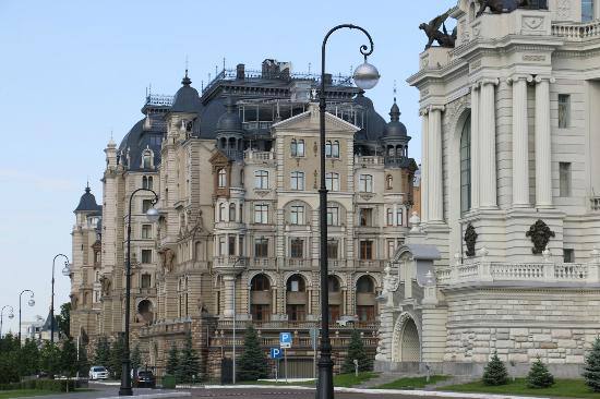 Самую дорогую квартиру в регионах России нашли в Казани Речь идет о пятикомнатной квартире площадью 233 квадратных метра за полмиллиарда рублей Квартира расположена в доме в дворцовом стиле на улице Федосеевской Из окон открывается вид на Казанский Кремль Кул Шариф башню Сююмбике и Богородицкий монастырь Недвижимость принадлежит архитектору Леониду Горнику который проектировал само здание где расположена квартира а также Дворец земледельцев Также в Екатеринбурге нашлась квартира стоимостью 250 млн рублей двухуровневый пентхаус в башне Исеть напротив Ельцин центра площадью 456 квадратов Четырехкомнатная квартира продается с черновой отделкой Всё о стройке в MAX