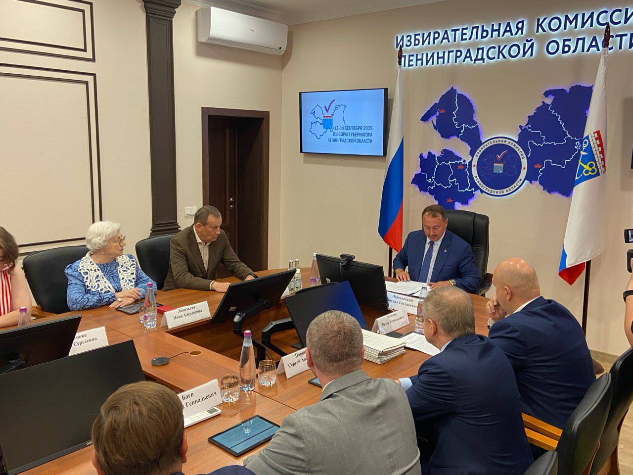 Александр Дрозденко сегодня, 5 августа, получил удостоверение кандидата на пост губернатора Ленинградской области. Все необходимые юридические процедуры глава региона успешно прошёл . Собственно, в этом не было сомнений.   Церемония вручения документа состоялась в областной избирательной комиссии.  P. S. Напомним, что ранее зарегистрированными  кандидатами на выборы губернатора стали Игорь Новиков  «Справедливая Россия – Патриоты – За правду» , Андрей Лебедев  ЛДПР , Сергей Малинкович   «Коммунистической партии Коммунисты России»  и Сергей Лисовский   «Российская экологическая партия «Зелёные» .