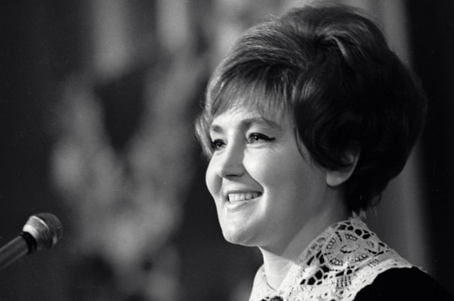 На 90 м году жизни скончалась легендарный диктор Центрального Телевидения Светлана Жильцова О смерти диктора сообщил радиоведущий Михаил Куницын В 1960 е годы Светлана Жильцова вела программу КВН в 1970 е программу Песня года Её можно было также видеть в эфире программ Будильник Утренняя почта Огонёк Фото РИА Новости Борис Кавашкин MSK1 в MAX Прислать новость