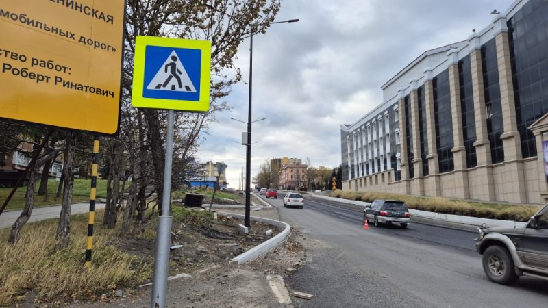 Внимание По ул Ленинская ведется асфальтирование В Петропавловске Камчатском подрядная организация приступила к укладке второго слоя асфальта без ограничения движения по направлению поскольку асфальтирование проводится поочередно по полосам Напомним что согласно утвержденной ранее схеме до 31 октября 2025 года в центре города действует временная организация движения транспорта включая пассажирские автобусы Все автобусы следующие через центр города в сторону СРВ едут по ул Ленинская кроме маршрутов 3 20 22 26 28 которые с ул Набережная поворачивают в сторону площади им В И Ленина и далее следуют по Озерновской косе в обратном направлении своего маршрута Движение в сторону СРВ по ул Ленинская двухполосное кроме ремонтируемых участков При этом выезд с ул Красинцев на Ленинскую в районе памятника Николаю Чудотворцу налево а также выезд с ул Ленинская на Советскую налево запрещен По ул Советская открыто двухполосное движение со стороны СРВ в направлении КП ремонт дорог