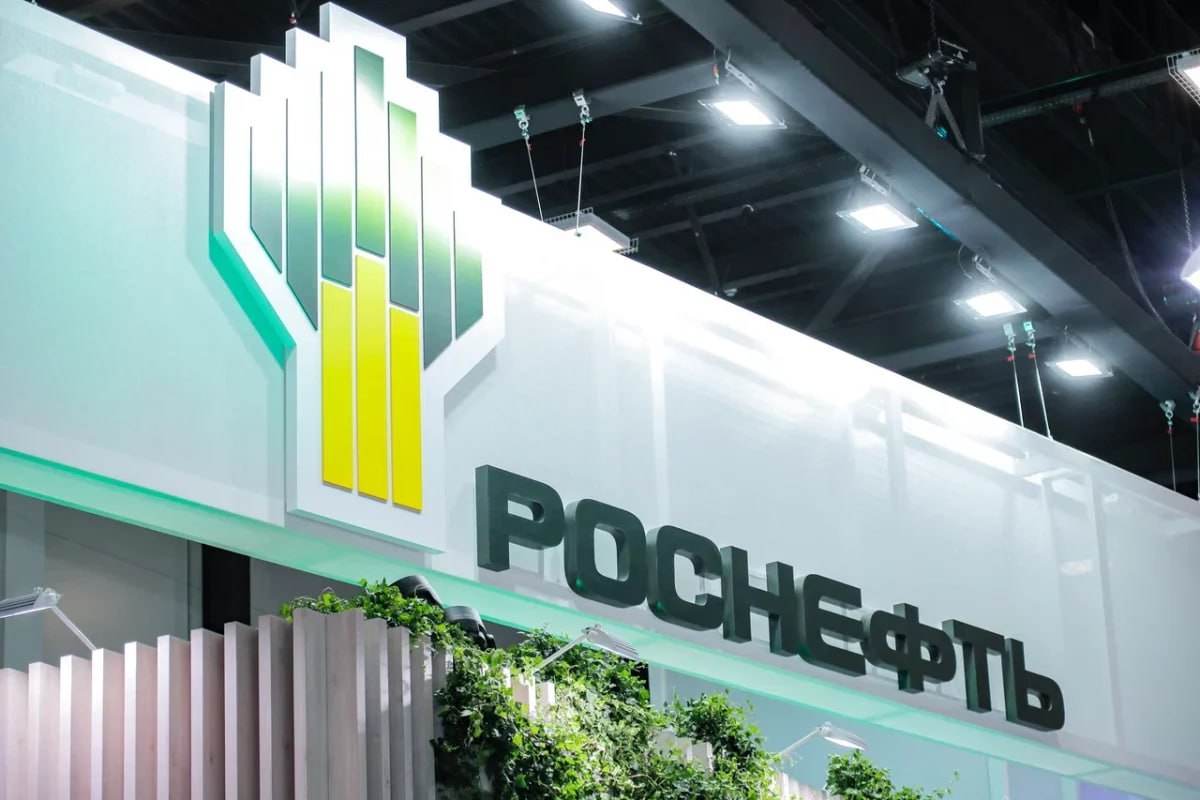 "Роснефть" презентовала синтетическую нефть "Роснефть" разработала технологию производства синтетической нефти с нулевым содержанием серы. Планируется внедрение технологии на Таймыре, заявил глава компании Игорь Сечин в ходе выступления на Петербургском международном экономическом форуме ПМЭФ . "Я хотел бы также проинформировать, что и "Роснефть" завершила разработку собственных технологии и катализаторов по всей цепочке процесса GTL gas to liquid . Соответствующими патентами покрыты все стадии технологического процесса. Планируется внедрение этой технологии на Таймыре", — рассказал он. Пилотный проект будет реализован на Таймыре, где "Роснефть" уже ведет активную производственную деятельность. На фоне разработки новых технологий "Роснефть" сохраняет скептический взгляд на перспективы водородной энергетики. Себестоимость производства "зеленого" водорода составляет $200-400 за баррель нефтяного эквивалента данные компании Deloitte , что делает его неконкурентоспособным по сравнению с углеводородами. Доля низкоуглеродного водорода в мировом энергобалансе не превышает 1% данные МЭА . При этом производство "серого" водорода, по оценкам МЭА, сопровождается большими выбросами CO2, чем полный цикл производства и использования бензина. Согласно расчетам Deloitte, глобальные инвестиции во внедрение водородных технологий к 2050 году могут достичь $10 трлн. Однако текущие экономические показатели не позволяют рассматривать водород как замену традиционным энергоносителям в ближайшей перспективе.