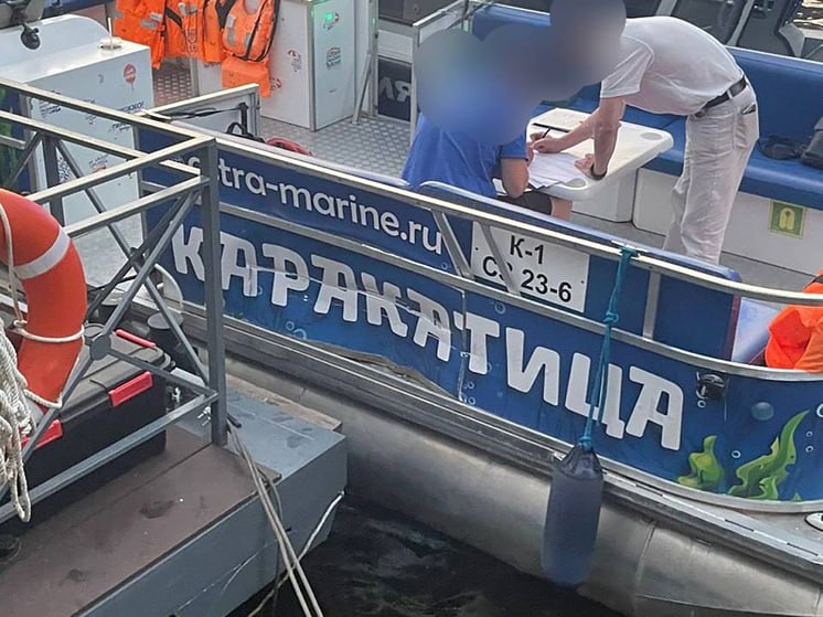 Северо-западная транспортная прокуратура начала проверку инцидента с полётом гидросамолёта под мостом в Калининграде Об этом сообщили в телеграм-канале ведомства. Как ранее сообщалось, 26 июля на Новой Преголе гидросамолёт пролетел над рекой под мостом Южного обхода, вплотную к тренировочным маршрутам гребцов. Самолет едва не задел крылом людей, создав реальную опасность их гибели или нанесения гражданам увечий. В ходе проверки детали ЧП уточняются. Калининградская транспортная прокуратура проводит проверку соблюдения закона о безопасности полётов. Фото: Северо-западная транспортная прокуратура.