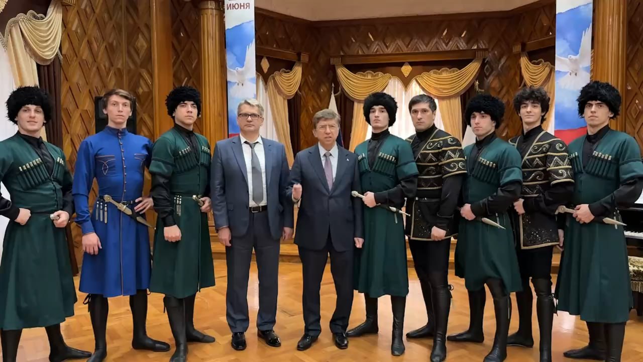 Артисты дагестанского ансамбля «Лезгинка» находятся в Иране. Решается вопрос об их эвакуации Коллектив выступил накануне на Фестивале российской культуры в Иране. Ранее мы писали, что 51 артист Большого симфонического оркестра имени Чайковского находится в Иране, прорабатывается возможность их эвакуации. UPD: Представители ансамбля сообщили, что вернулись в Махачкалу чартерным рейсом. Сейчас 60 артистов остаются в Иране и ждут эвакуацию, сообщили нам в пресс-службе Росконцерта.