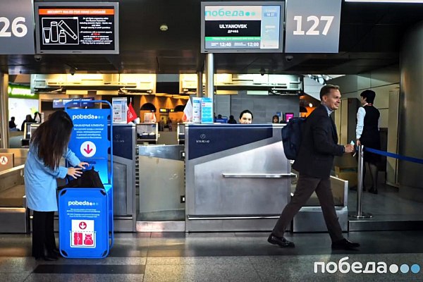 Авиакомпания Победа изъяла из эксплуатации бракованные калибраторы Авиакомпания Победа изъяла из эксплуатации калибраторы которые по вине изготовителя не соответствуют фактическим размерам проверяемой ручной клади Об этом сообщает Агентство городских новостей Москва со ссылкой на пресс службу перевозчика В одной из партий калибраторов полученных от производителя выявлено несоответствие фактических размеров измерителей ручной клади требуемым Разница составляет 0 5 см по ширине и связана с утолщeнным диаметром несущего профиля каркаса калибратора Мы выставили претензии производителю Все измерители выявленные во Внуково с несоответствующими размерами изъяты из эксплуатации говорится в сообщении Кроме того в Победе проверили калибраторы по всей маршрутной сети они соответствуют размерам aviaru net n292129