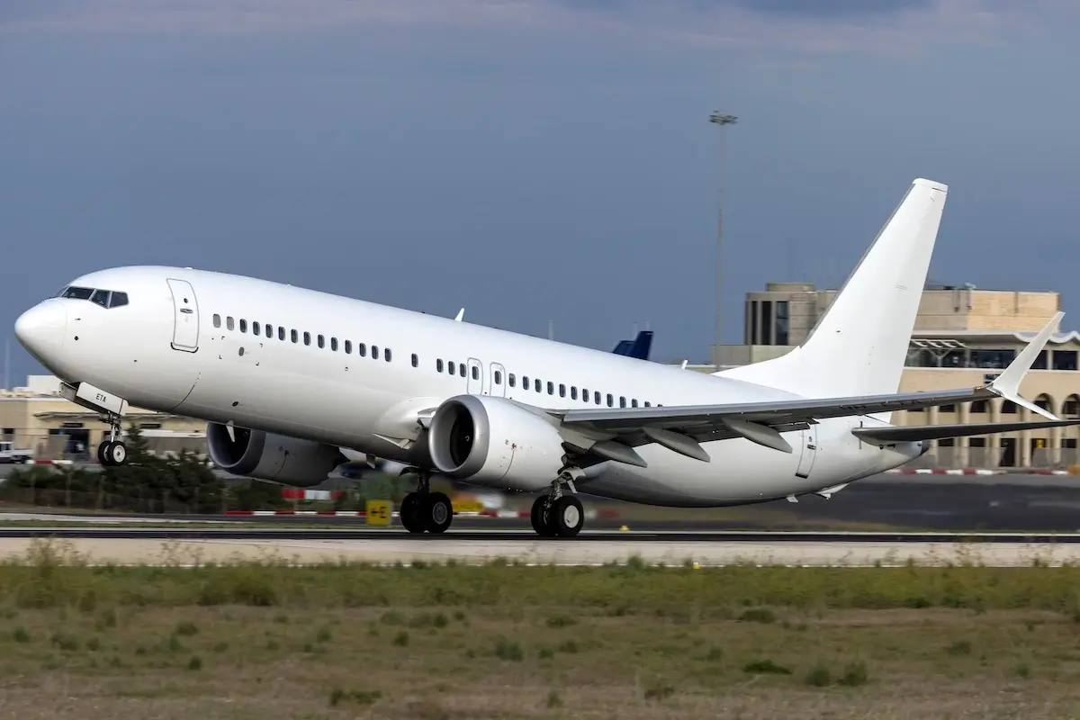 Boeing раскрыл имя заказчика который сделал заказ на 30 Максов ещё в июле Boeing зарегистрировал новый заказ по программе 737 MAX Macquarie AirFinance подтвердила что объём её портфеля 737 MAX увеличился до 80 самолётов благодаря новому соглашению на поставку 30 дополнительных единиц Этот заказ фактически оформленный в июле изначально значился как от неопределённого клиента в разделе Заказы и поставки Boeing Увеличение объёма портфеля позволит Macquarie AirFinance более эффективно использовать будущие поставки и обслуживать авиакомпании нуждающиеся в самолётах быстрее FlightMode