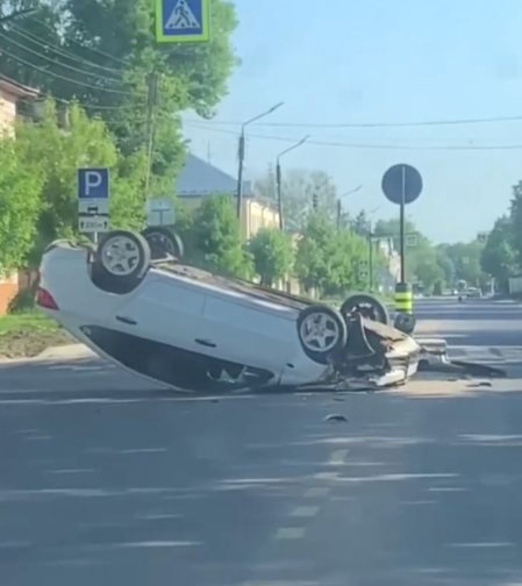 В Шуе водитель "Лады Гранты" спровоцировал ДТП с опрокидыванием: пострадала пассажирка     Сначала инспекторы оформили аварию как происшествие с материальным ущербом, но позже выяснилось, что пассажирка — 48-летняя женщина — получила травмы головы и ушибы тела.  ↗  Прислать новость   Подписаться