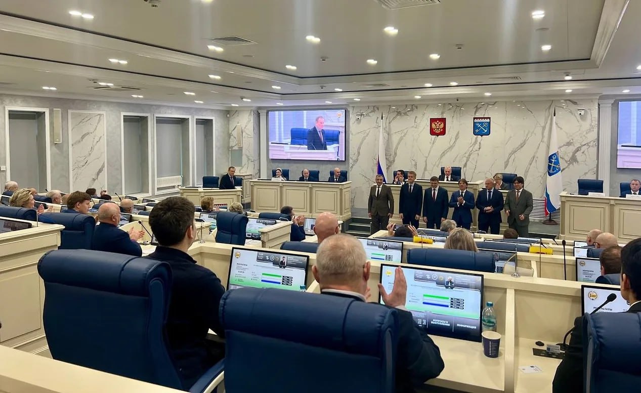 Парламент Ленобласти утвердил новый состав регионального правительства Законодательное собрание Ленинградской области утвердило предложенный губернатором Александром Дрозденко состав правительства Об этом сообщила пресс служба региональной администрации Романа Маркова занял кресло первого вице губернатора заместителя председателя правительства Ленобласти Александра Кялина назначили вице губернатором по социальным вопросам Олег Малащенко занял пост вице губернатора председателя комитета по агропромышленному и рыбохозяйственному комплексу Егор Мищеряков вице губернатора председателя комитета экономического развития и инвестиционной деятельности Кроме того согласно предложению главы региона Дениса Седова назначили вице губернатором по вопросам транспорта и топливно энергетического комплекса Евгения Барановского вице губернатором по вопросам строительного комплекса и жилищно коммунального хозяйства Владимира Цоя вице губернатором председателем комитета по сохранению культурного наследия Фото Пресс служба администрации Ленинградской области kommersant sz