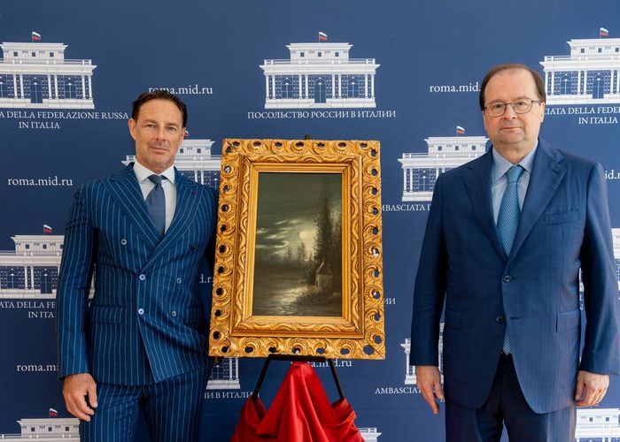 Итальянский коллекционер Паоло Польвани передал в дар России картину Льва Лагорио Лунная ночь в Крыму 1879 год которая ранее входила в коллекцию Гатчинского музея а потом оказалась на Апеннинах