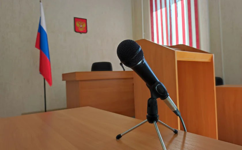 Руководители двух тульских УК присвоили себе деньги, полученные на подготовку к отопительному сезону Еще в 2022 году они получили по муниципальным программам около 2 миллионов рублей. На эти деньги они должны были подготовить аварийные дома к отопительному сезону. Но решили сделать иначе. Из всей суммы они потратили на это дело 300 тысяч рублей, а остальные каких-то 1,7 миллиона убрали себе в карманы. Летом 2023 года хитрюги спокойно отчитались о якобы проделанных работах. Но, естественно, правда вскрылась: 30-летнего туляка и его 41-летнего подельника задержали. Нанесенный ущерб они полностью возместили, правда, от уголовного дела их это не спасло. Суд приговорил каждого к трем годам лишения свободы условно с испытательным сроком два года.