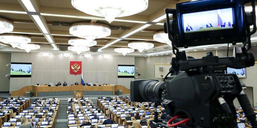 Ряду ведомств нужно к осени подготовить предложения по железнодорожным перевозкам на основе принципа "вези или плати", говорится в распоряжении правительства, с которым ознакомилось РИА Новости Также кабмин в течение полугода планирует ввести принцип "бери или плати" в электросетях в отношении потребителей с энергопринимающими устройствами, максимальная мощность которых составляет не менее 670 кВт. Этот принцип предполагает оплату заранее оговоренного объема услуг независимо от реального их потребления