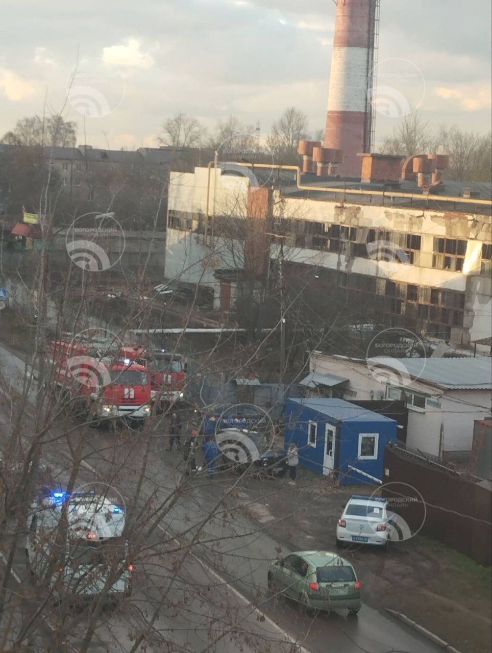 Ногинские паблики сообщают о взрыве аварии на котельной в Электроуглях На месте работает спецтехника Информация уточняется По предварительной информации взорвался один из котлов Сотрудники не пострадали Также ряд улиц остался без света Бригады энергетиков уже работают на месте