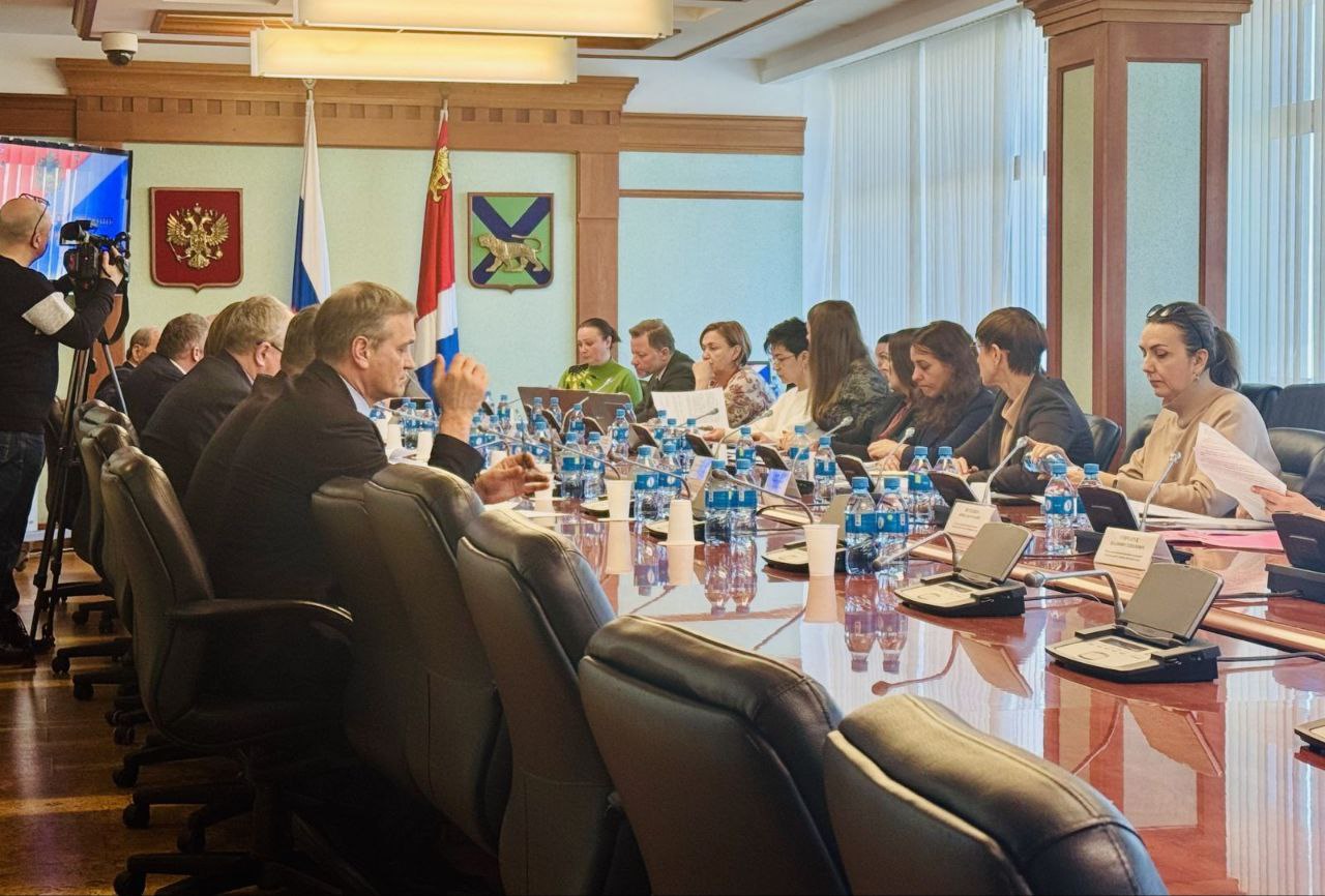 Депутаты Приморья оценили эффективность работы системы Цифровое Приморье В Законодательном Собрании края обсудили отчет Контрольно счетной палаты о реализации цифровой концессии Эксперты отметили успешную модернизацию пунктов весогабаритного контроля которая уже помогает выявлять нарушителей и сохранять дорожное полотно Министр цифрового развития пояснил что неполная востребованность ряда сервисов ловушка быстрого развития связана с переходом на единые федеральные платформы такие как Сферум Особое внимание уделили вопросу диспетчеризации транспорта во Владивостоке система полностью готова к работе однако муниципалитет пока сохраняет дублирующее решение При этом концессия признана финансово эффективной в бюджет края уже поступило 2 5 млрд рублей из запланированных 7 млрд Кроме того за счет передачи затрат на модернизацию систем фиксации ПДД и платных парковок концессионеру расходы региона сократятся на 1 6 млрд рублей Подробнее Deitaru