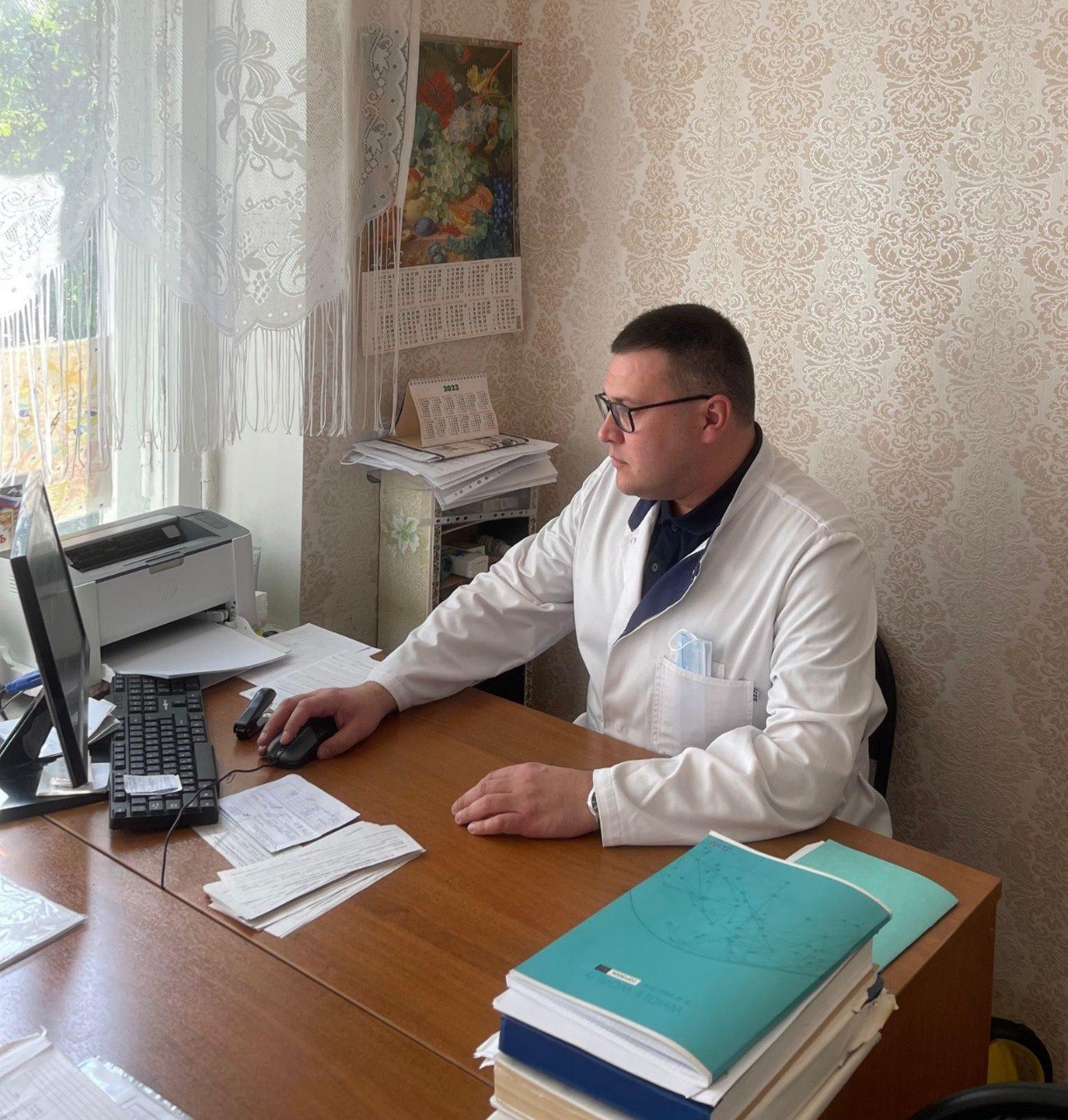 Онколог из Карелии проведет приемы жителей Васильевского округа С 21 по 27 мая онколог-хирург, главный хирург Минздрава Карелии Александр Романов будет проводить приемы жителей Васильевского муниципального округа. Александр Романов – известный в Васильевке карельский врач. Он был здесь еще в составе первой бригады карельских медиков – в сентябре 2023 года. Его с особыми чувствами ждут местные жители, которым он неустанно оказывал и оказывает медицинскую помощь – ведет приемы, проводит операции. И с тех пор регулярно выезжает в Васильевку и Днепрорудный, а находясь в Карелии, дистанционно консультирует коллег и пациентов. «В этот раз я буду проводить консультативные приемы. Онкологических больных много. Поэтому я особо обращу внимание на диспансерное наблюдение пациентов с онкопатологией», – рассказал Александр Романов. Как и в прошлые приезды, врач будет работать «до последнего пациента в очереди».
