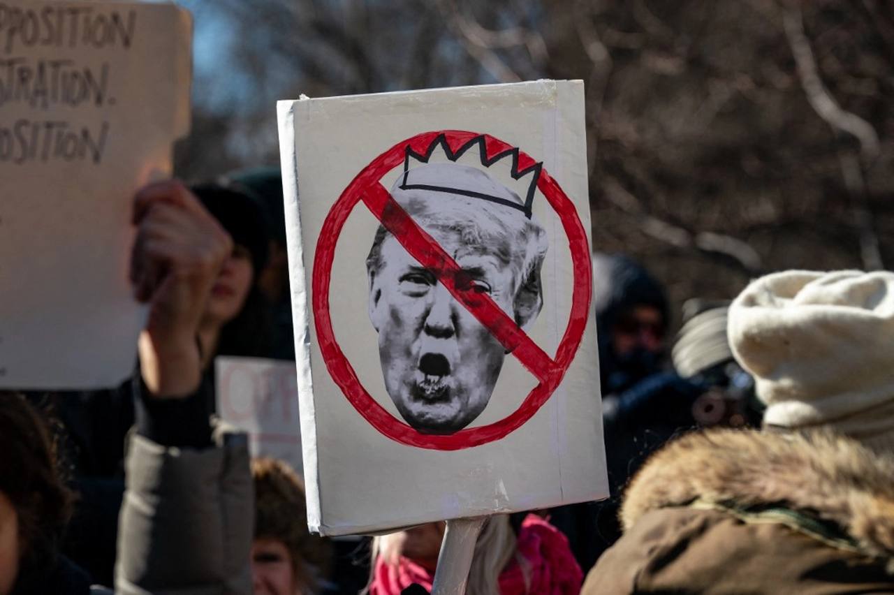 Трампу бой! В США разразились стихийные митинги    Люди возмущены заявлениями Дональда Трампа и, к слову, Илона Маска тоже. Марши сопровождались криками «Нет королей в День президентов» и «Илон Маск должен уйти!».  Самые масштабные акции прошли в Бостоне, Флориде и Калифорнии.    КОЛОКОЛ XXI