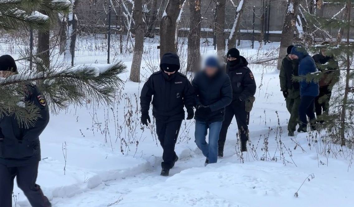 В Челябинске задержали серийного убийцу зарезавшего пять женщин около 18 лет назад В марте 2007 года случайные прохожие заметили убитую ножом женщину Преступление долго оставалось нераскрытым Позже следователи выяснили кому принадлежал телефон жертвы Задержанный 57 летний мужчина признался что так же убил ещё четырёх женщин и забирал их вещи Фигурант нападал на потерпевших на улицах Богдана Хмельницкого Дегтярева Шоссе Металлургов и Мира