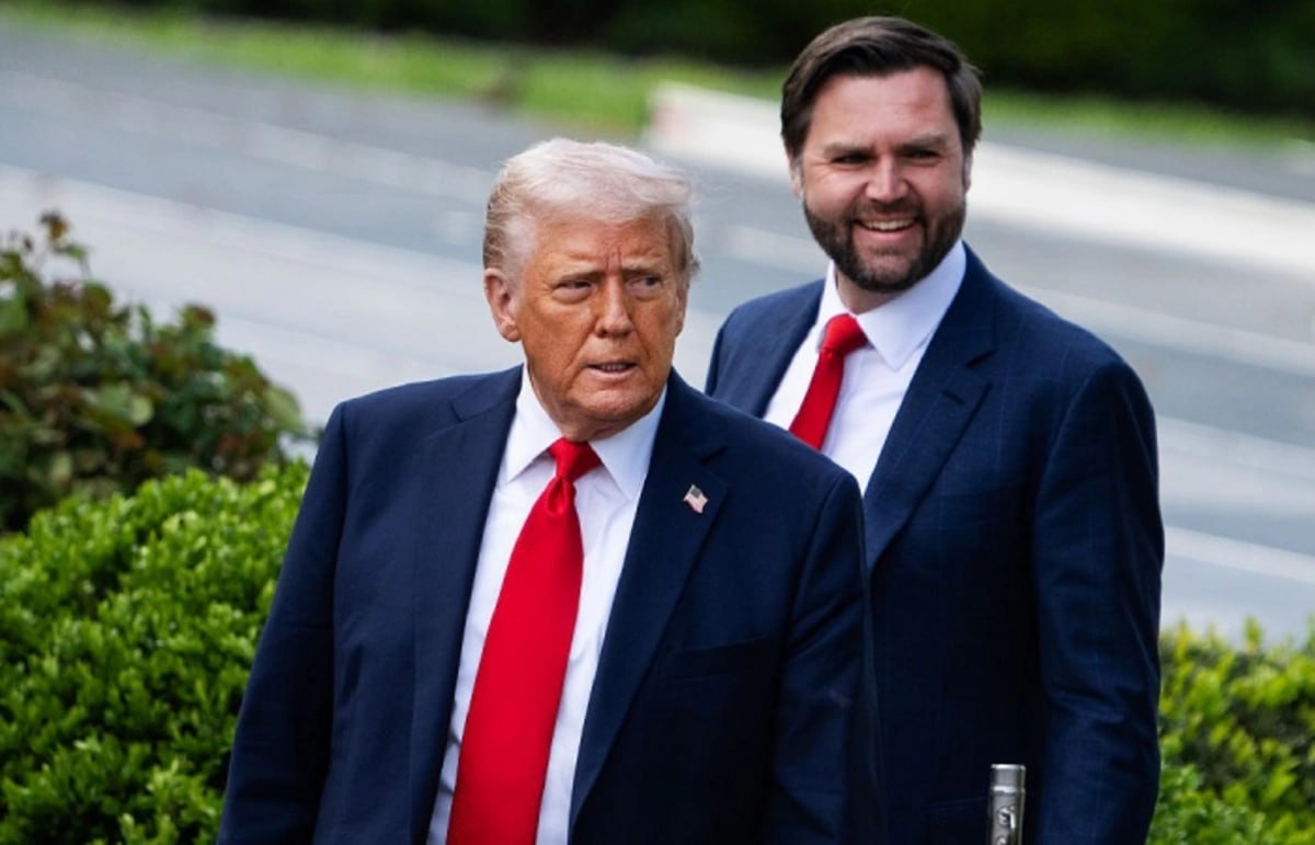 Трамп назвал Джей Ди Вэнса своим вероятным преемником  Президент США Дональд Трамп назвал вице-президента Джей Ди Вэнса своим вероятным преемником на предстоящих в ноябре 2028 года выборах главы государства.  "Думаю, вероятнее всего, справедливости ради следует сказать. Он вице-президент", - сказал Трамп, беседуя во вторник с журналистами в Белом доме. Он отвечал на вопрос о том, является ли Вэнс его наиболее вероятным преемником и следующим лидером движения MAGA  Make America Great Again, "Сделаем Америку вновь великой" . MAGA - это главный политический лозунг Трампа в его избирательной кампании 2016 года. Лозунг прочно закрепился в политическом лексиконе в Соединенных Штатах.  При этом Трамп фактически дал понять, что видит в качестве напарника Вэнса на выборах, то есть претендента на пост вице-президента, Марко Рубио. Последний является в настоящее время госсекретарем США - временно исполняющим обязанности помощника американского лидера по национальной безопасности, пишет ТАСС.