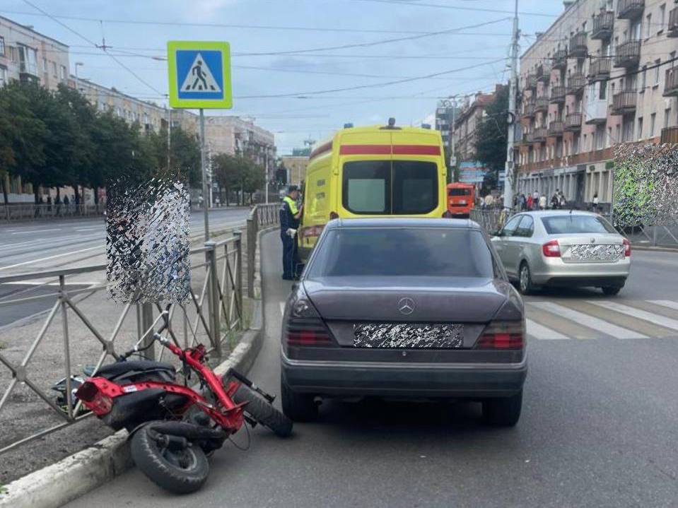 На Ленинском проспекте подросток на мопеде налетел на «Мерседес»  ДТП произошло в районе дома 123-129. 14-летний парень «не соблюдал безопасную дистанцию» и столкнулся с ехавшим впереди автомобилем.   Подросток получил повреждения.    Подписаться   Прислать новости