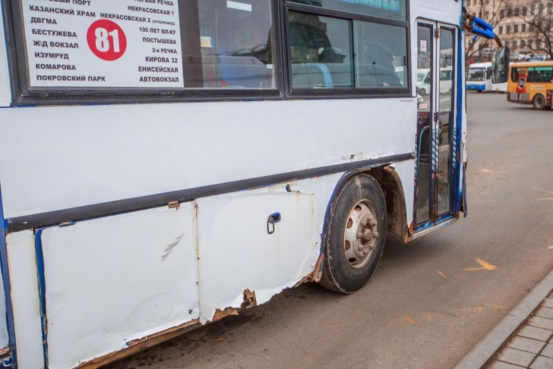 Жители Владивостока остались без автобусного маршрута 81 который соединял Эгершельд и Автовокзал Причина расторжение контракта с перевозчиком Администрация города приняла это решение из за систематических нарушений автобусы не выходили на линию в нужном количестве больше месяца несмотря на многочисленные проверки и требования исправить ситуацию Мы воспользовались правом расторгнуть договор в одностороннем порядке как это предусмотрено Федеральным законом 44 ФЗ Контракт официально завершён заявили в мэрии Это первый случай в городе когда договор с перевозчиком расторгли таким образом Теперь для маршрута 81 планируется объявить новый аукцион Напомним что этот маршрут уже попадал в центр внимания летом когда администрация срочно искала перевозчиков для нескольких зависших линий Тогда на аукционе за право обслуживать маршрут боролись два участника а итоговая стоимость контракта оказалась в три раза ниже начальной цены что удивило экспертов рынка Источник PrimaMedia dvved