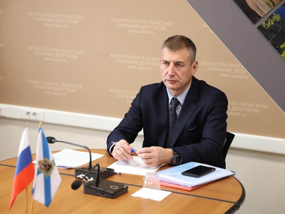 В Совете Федерации обсуждались меры поддержки и развития лесного комплекса В Комитете Совета Федерации по природопользованию состоялись парламентские слушания Об актуализации Стратегии развития лесного комплекса Российской Федерации до 2030 года Участники парламентских слушаний высказали предложения по актуализации Стратегии а также о необходимости поддержки лесной и лесоперерабатывающей отраслей в регионах Депутат Архангельского облсобрания Александр Дятлов рассказал На сегодняшний день лесопромышленный комплекс переживает кризисные явления Это связано с ростом себестоимости продукции Растут расходы на топливо запчасти зарплаты транспортировку продукции При текущей ключевой ставке растёт и кредитная нагрузка предприятий Есть сложности со сбытом из внешних рынков остался практически один Китай где также падает цена на нашу продукцию В этой связи ни о каком развитии предприятий говорить не приходится Говорить надо об антикризисных мерах и мерах поддержки Однако в это же время чиновниками Минприроды предполагается поднятие арендных ставок за лес Считаю что в текущей ситуации это абсолютно недопустимо Нужно прекратить повышать налоговые и неналоговые платежи для ЛПК По мнению депутата необходимо ввести мораторий на банкротства предприятий в противном случае отрасль может ожидать череда закрытия производств Пора наконец то принять десятилетиями обсуждаемый закон о лесных дорогах Кроме того необходимо решить вопрос с продажей пеллет расширением внутреннего рынка сбыта и у государства для этого есть необходимый инструментарий Фото АОСД