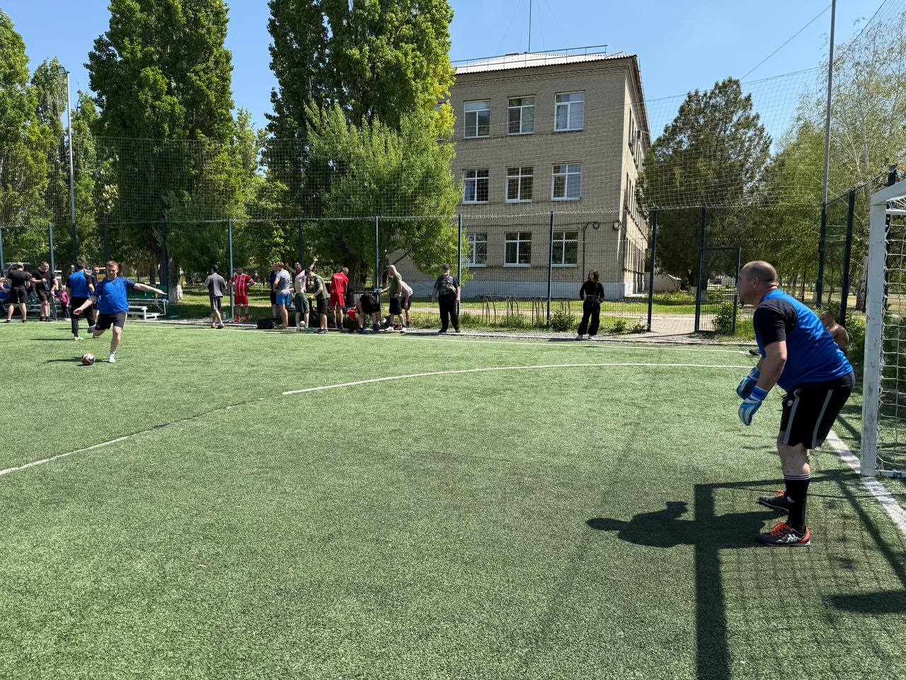  Полицейские стали победителями в турнире по мини-футболу, который прошел в Новоазовске В рамках празднования 80-летия Победы в Великой Отечественной войне в Новоазовске прошел открытый турнир по мини-футболу среди работников силовых структур. Мероприятие началось с минуты молчания в память о тех, кто не вернулся с полей сражений. В состязаниях приняли участие команды ОМВД России «Новоазовский», ОГИБДД ОМВД России «Новоазовский», 15 пожарно-спасательный отряд федеральной противопожарной службы государственной противопожарной службы по ДНР, а также команда Молодёжки Народного Фронта Новоазовска. Открывая турнир, глава Новоазовского м.о. ДНР Василий Овчаров поздравил участников и гостей спортивного события с наступающим праздником Великой Победы и пожелал честной и зрелищной игры. Погода в этот майский день порадовала всех солнцем, а футболисты - напряженной и красивой игрой. Спортсмены продемонстрировали свои лучшие навыки, проявили упорство и стремление к победе, каждый матч получился динамичным и зрелищным. Все команды показали достойную игру и высокий уровень подготовки. В результате честной и упорной борьбы победителем турнира и обладателем 1-го почетного места стала команда ОМВД России «Новоазовский», 2 место заняла команда 15 пожарно-спасательного отряда, 3 место - команда ОГИБДД ОМВД России «Новоазовский». Все команды турнира были награждены памятными грамотами.