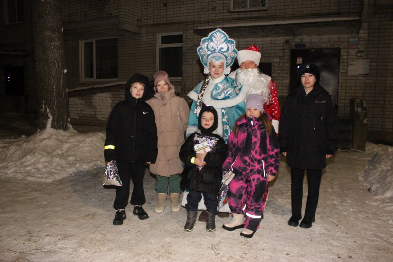В Республике Марий Эл стартовала Всероссийская традиционная акция Полицейский Дед Мороз которая продлиться по 10 января 2026 года Это не только праздничное мероприятие а ещё и важная социальная инициатива направленная на помощь детям и поддержку семей оказавшихся в сложных жизненных обстоятельствах В Йошкар Оле главный новогодний волшебник в роли которого выступил председатель Общественного совета при МВД Роман Золотухин вместе со Снегурочкой поздравили с наступающими праздниками юных жителей города Вместе с инспектором по делам несовершеннолетних Управления МВД России по городу Йошкар Оле Ильмирой Гилязовой они посетили семьи находящиеся в трудном положении Подписывайтесь на официальный канал МВД по Республике Марий Эл в MAX   max ru mvd12 МВД12 МВДпоРМЭ ПолицияМарийЭл ПолицияРМЭ ОбщественныйСоветмвд12