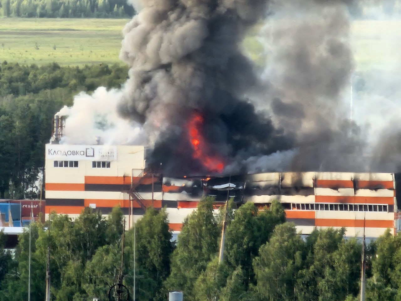 Складское помещение горит в Екатеринбурге на 2,5 тысячах "квадратах", сообщает МЧС России. Частично обрушилась кровля, по сообщению ведомства, на месте работают 36 специалистов и 16 единиц техники. Фото пожара публикуют пользователи соцсетей. / Все наши каналы