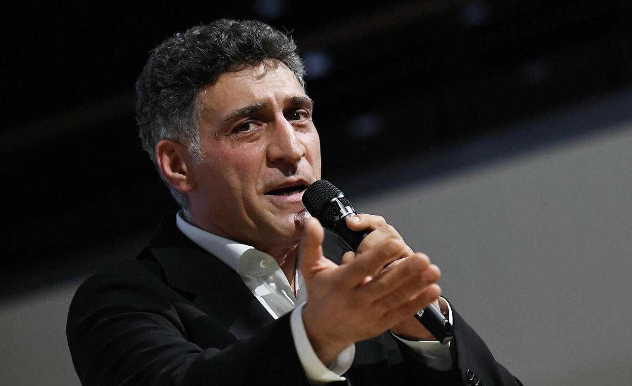 Маргарита Симоньян учредила премию имени ее супруга Тиграна Кеосаяна после истории двух педагогов защитивших детский сад в Оренбургской области от нападения Премия в размере одного миллиона рублей будет выдаваться по мере появления таких историй не реже чем 10 раз в год объяснила главный редактор RT в своем Telegram канале