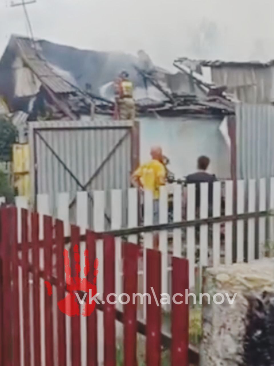 В Коркино сгорела баня, дом и гараж Пожарные работали на улице Жуковского. ‼ Хозяйственные постройки часто располагаются под одной крышей с жилым домом. Так произошло и в этом случае. 23 июля в 19:17 поступило сообщение о пожаре в частном жилом доме. Прибывшие пожарные обнаружили открытое горение бани, кровли гаража и кровли дома. Все постройки находились под одной крышей, что усложняло тушение и способствовало быстрому распространению огня. Площадь горения составила 60 кв.м. Огнеборцы проводили проливку кровли хозяйственных построек и защищали соседние здания. В результате пожара полностью уничтожена кровля жилого дома, сильно поврежден сам дом, уничтожены баня и кровля гаража. После ликвидации пожара пожарные провели профилактическую беседу с жильцами о мерах пожарной безопасности при эксплуатации печей.