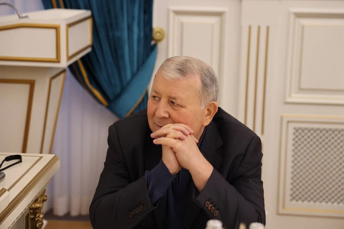 Генпрокуратура потребовала конфискации имущества экс чиновника Дагестана Речь идет о 53 объектах недвижимости стоимостью свыше 500 млн рублей Генеральная прокуратура РФ подала иск о конфискации имущества у экс госсекретаря Дагестана Магомед Султана Магомедова и его родственников Заявление было подано в Советский суд Махачкалы 11 сентября По данным ведомства совокупный доход семьи не соответствует стоимости имущества которое включает 53 объекта недвижимости в Дагестане Ставропольском крае и Москве Кадастровая стоимость имущества превышает 500 миллионов рублей а формальными правообладателями числятся 16 родственников экс чиновника Магомедов и его дети уже признали нарушение антикоррупционного законодательства Ранее суд уже постановил обратить в доход государства доли в компаниях экс ОАО Дагнефтепродукт стоимостью свыше 100 млрд рублей Наши соцсети   taplink cc themoscowpost
