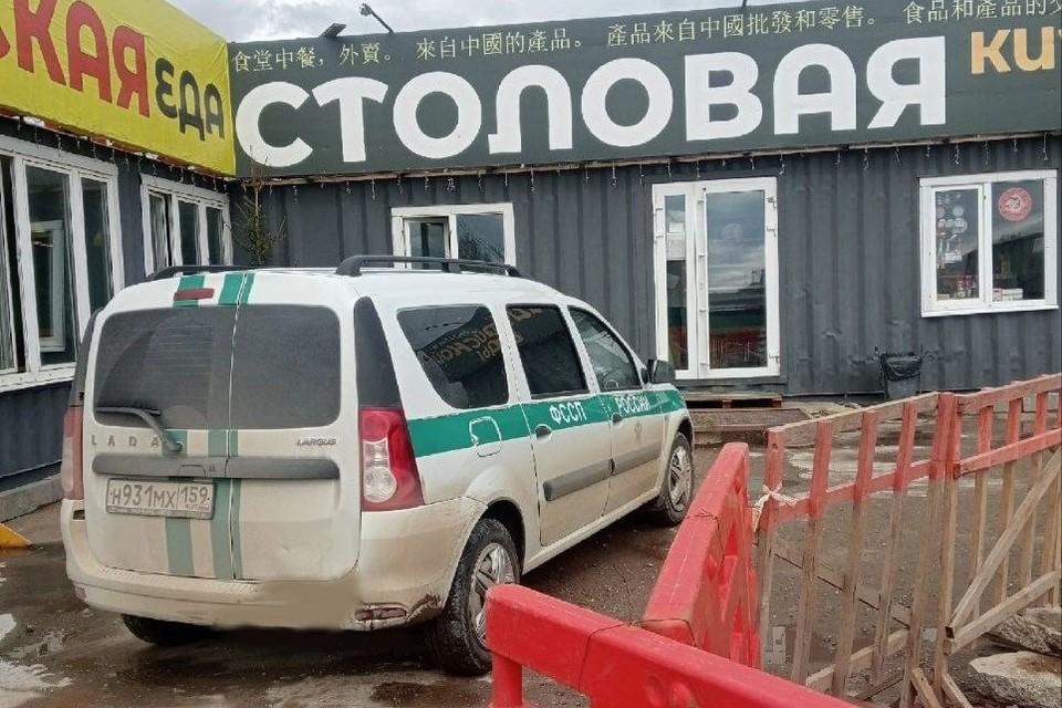 Китайскую столовую временно закрыли в деревне Хмели Во время проверки в заведении нашли множество нарушений: там не велся производственный контроль, нарушались этапы приготовления блюд, продукты хранились без маркировки, не хватало необходимой посуды и оборудования для соблюдения санитарных норм. Хуже всего дела обстояли на кухне: потолки и стены были покрыты жиром, в углах свисала паутина, а на полках и бутылках со специями — слои пыли и грязи. Подпишись на «КП-Пермь»