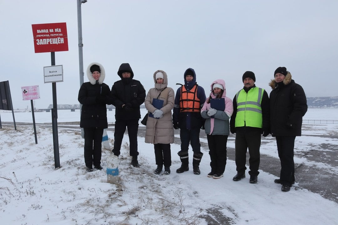 Администрация Заволжского района составила сразу семь протоколов за выход на неокрепший лёд  19 декабря на береговой линии Волги в районе Ульяновской дамбы, где установлены знаки, запрещающие выход на лед, прошел совместный рейд  сотрудников администрации Заволжского района , полиции и МБУ «Управление гражданской защиты».  Составлено семь протоколов по статье 4.5 КоАП Ульяновской области, в результате нарушителям грозит наложение административного штрафа в размере от 500 до 1000 рублей, а за повторное нарушение – от 3000 до 5000 рублей. В ходе мероприятия были проведены профилактические беседы с 16 гражданами, которым также раздали листовки о мерах безопасности на водных объектах.  В настоящее время на Волге и Свияге всё ещё продолжается ледостав, на Сельди наблюдаются забереги. Такое явление не характерно для нашего региона: среднемноголетняя толщина льда на Волге на указанную дату составляет 16 см.