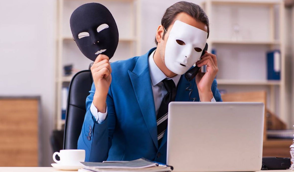 В Госдуме призвали наказывать сотрудников банков допускающих дропперство Они должны быть привлечены к уголовной ответственности считают депутаты Чаще всего схемы с дропами допускают менеджеры среднего звена и банки должны нести ответственность за действия которые совершаются с открытыми в них счетами отметили в Госдуме Банки по характеру операций могут определить кто совершает перевод подставное лицо или нет Если банк позволяет пропускать через себя большие суммы денег то сотрудники этих банков либо некомпетентны либо халатно относятся к своим обязанностям Ранее сообщалось что банки смогут расторгать трудовые договоры с сотрудниками за однократное грубое нарушение обязанностей по открытию счетов или кредитованием клиентов fatcat18