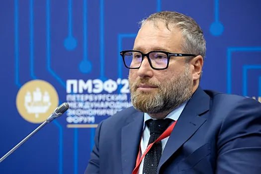 Компания Google должна заплатить штрафы, вернуться в Россию и начать технологическое обновление, чтобы «оживить» YouTube, заявил первый замглавы комитета ГД по информполитике Антон Горелкин.  «YouTube начинает медленно умирать в России технологически. И чтобы его оживить, компания Google должна заплатить штрафы, вернуться в Россию и начать технологическое обновление своей CDN-сети», — сказал Горелкин.  При этом депутат отметил, что трафик YouTube упал на треть и продолжает падать.  «На самом деле, если на больших цифрах считать, то трафик YouTube упал примерно на треть, продолжает падать. И замедление дало хороший буст развитию [отечественных] видеохостингов. И я надеюсь, что наши видеохостинги воспользуются этим неожиданным подарком... Все-таки кто-то из них сможет конкурировать не среди локальных игроков, а навяжет конкуренцию американской доминанте, американскому монополисту», — заключил депутат.  Ранее российский суд неоднократно штрафовал Google после выявленных Роскомнадзором нарушений. Кроме того ряд штрафов был наложен на компанию после решения Федеральной антимонопольной службы, пришедшей к выводу, что на видеохостинге YouTube, принадлежащем Google, действуют непрозрачные, необъективные и непредсказуемые правила блокировки аккаунтов и контента. В конце февраля 2025 долг Google LLC в России составлял более ₽21,5 млрд.  Слова Горелкина относительно возвращения YouTube сложно комментировать, учитывая историю отношений российских властей с Google. Да и нужно ли? Вы и сами все прекрасно понимаете, уважаемые читатели