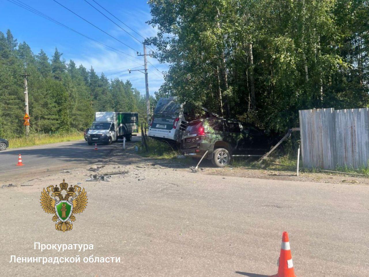 Во Всеволожске рейсовый автобус столкнулся с внедорожником  В пятницу, 15 августа, около 10:20 на пересечении Южного шоссе и проспекта Грибоедова во Всеволожске столкнулись рейсовый автобус и внедорожник. В аварии пострадали три человека.  Участниками ДТП стали автомобиль «Тойота Лэнд Крузер» и рейсовый автобус №6. В результате столкновения оба транспортных средства съехали в кювет.  В момент аварии в автобусе находилось 10 пассажиров. Один из них пострадал. Медицинская помощь также потребовалась обоим водителям. Один из пострадавших находится в тяжелом состоянии.  На месте происшествия работают сотрудники ГАИ. Все обстоятельства ДТП устанавливаются. Всеволожская городская прокуратура также проводит проверку по факту аварии.    47channel.ru - о жизни Ленинградской области и не только