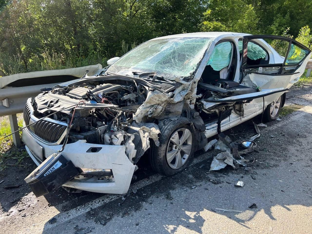 Новосибирская семья попала в жесткое ДТП на Алтае.  Авария произошла недалеко от села Кызыл-Озек  Майминский район . 48-летний местный житель за рулем ГАЗ не справился с управлением, выехал на встречку и столкнулся со Skoda Octavia, которой управлял 45-летний новосибирец.  Пострадал водитель Skoda и его четыре пассажира, трое из них дети: 13, 14 и 16 лет. Их доставили в больницу.   Фото: МВД по Республике Алтай    Если вам известны подробности инцидента или вы знакомы с его участниками, то напишите нам на  .    Поддержать редакцию голосом