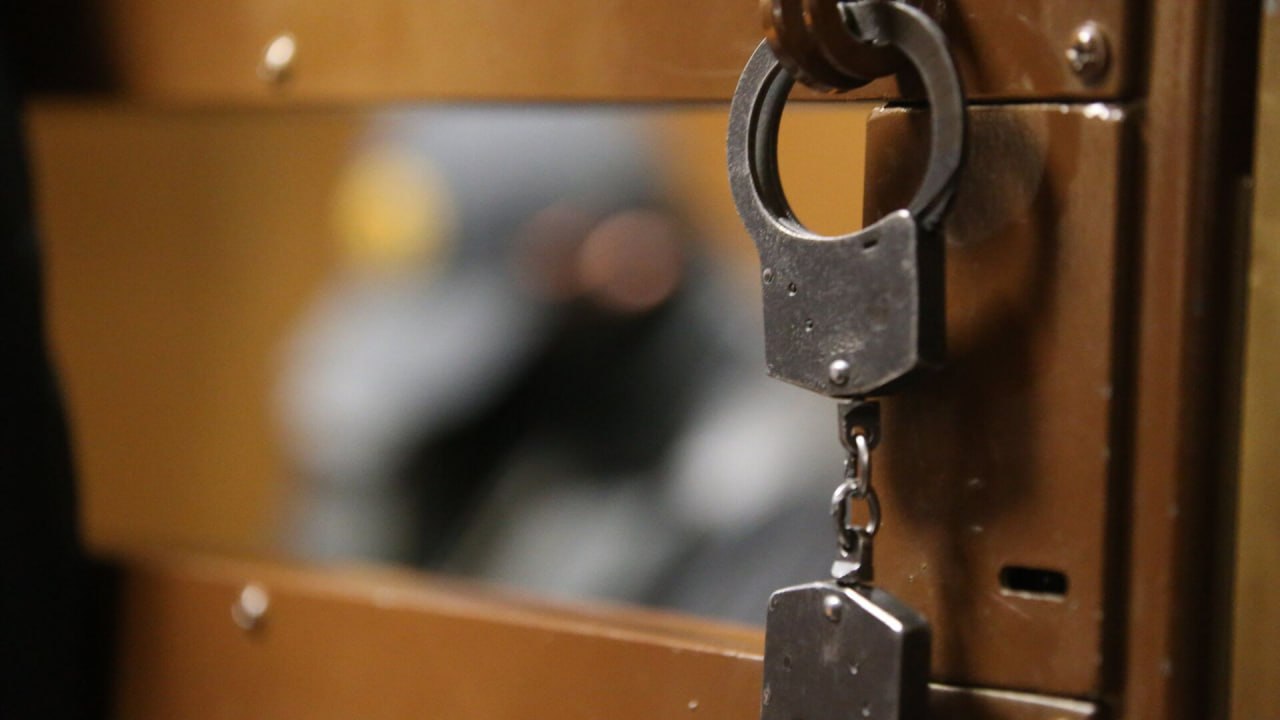 Заключенному добавили еще 6 лет колонии за разговор с сокамерниками о военных действиях в Украине. Прокуратура требовала добавить 10,5 лет 1-го Западный окружной военный суд приговорил уже отбывающего наказание Андрея Воронина к 6 годам колонии строгого режима по делу о публичных призывах к терроризму и «фейках» об армии, сообщает «Медиазона» . Гособвинение требовало добавить куда больший срок — 10,5 лет! С учетом ранее назначенного срока Андрею Воронину предстоит провести в заключении 10 лет, из них первые 3 года — в тюрьме. Кроме того, Воронина обязали выплатить штраф в размере 49 тысяч рублей. Поводом для нового дела против Вороина стал разговор с сокамерниками о военных действиях в Украине. Среди материалов — записи скрытой камеры, которая фиксировала его разговоры в псковских СИЗО-1 и ИК-4. Показания против Воронина дали его сокамерники и сотрудники ФСИН. Сам Воронин признал вину. Суду он сообщил, что узнал о гибели своих родственников в Украине под обстрелом из письма бабушки. В 2021 году Воронин уже был осужден на 12 лет колонии по статьям об угрозе насилием и оскорблении силовиков, угрозе взрыва и незаконном хранении взрывчатых веществ. Это произошло после ссоры мужчины с главой сельсовета и сотрудником МЧС из-за костров, которые он развел на своем участке в селе. Потерпевшие утверждали, что Воронин взял в руки кочергу и прогнал их. Обвиняемый утверждал, что силовики якобы подбросили ему пачку пороха и избили при задержании. В 2023 году Воронина приговорили еще к 2,5 годам колонии по делу о дезорганизации работы исправительного учреждения — из-за стычки с сотрудником ФСИН. «Новая газета» рассказывала, как политзаключенным в России увеличивают сроки уже в колонии — провоцируют на разговоры на военные темы, перепалки, драки — это новый репрессивный тренд. Минюст считает «иноагентом»
