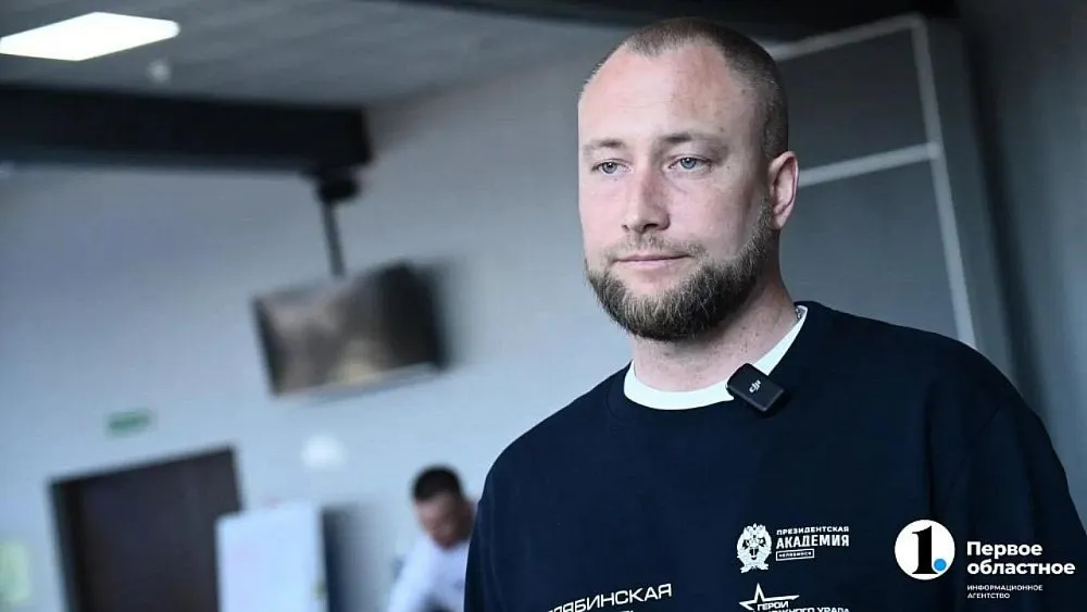 Челябинск Главное Участника программы Герои Южного Урала Андрея Мурзина назначили заместителем министра экономического развития региона Ветеран СВО с самого начала обучения выбрал экономическое направление Он прошел очные модули и стажировку по экономике и промышленности где его наставником был заместитель губернатора Иван Куцевляк Выпускную работу Андрей Мурзин посвятил промышленной кооперации и инвестиционному потенциалу региона Кадровый проект Герои Южного Урала инициировал глава региона Алексей Текслер для подготовки управленцев из числа ветеранов Ранее Андрей Мурзин отмечал что программа стала мощным рывком в социализации после возвращения в гражданскую жизнь Мы в MAX VK Сайт подробнее на канале Челябинск Главное