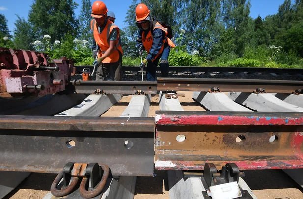 Инфляцию разгонят железнодорожники  ОАО РЖД планирует увеличить плату за перевозку ряда грузов, тарифы на контейнеры могут подняться на 15%. По мнению участников рынка, даже экономически обоснованный рост железнодорожных тарифов неизбежно стимулирует повышение инфляции.